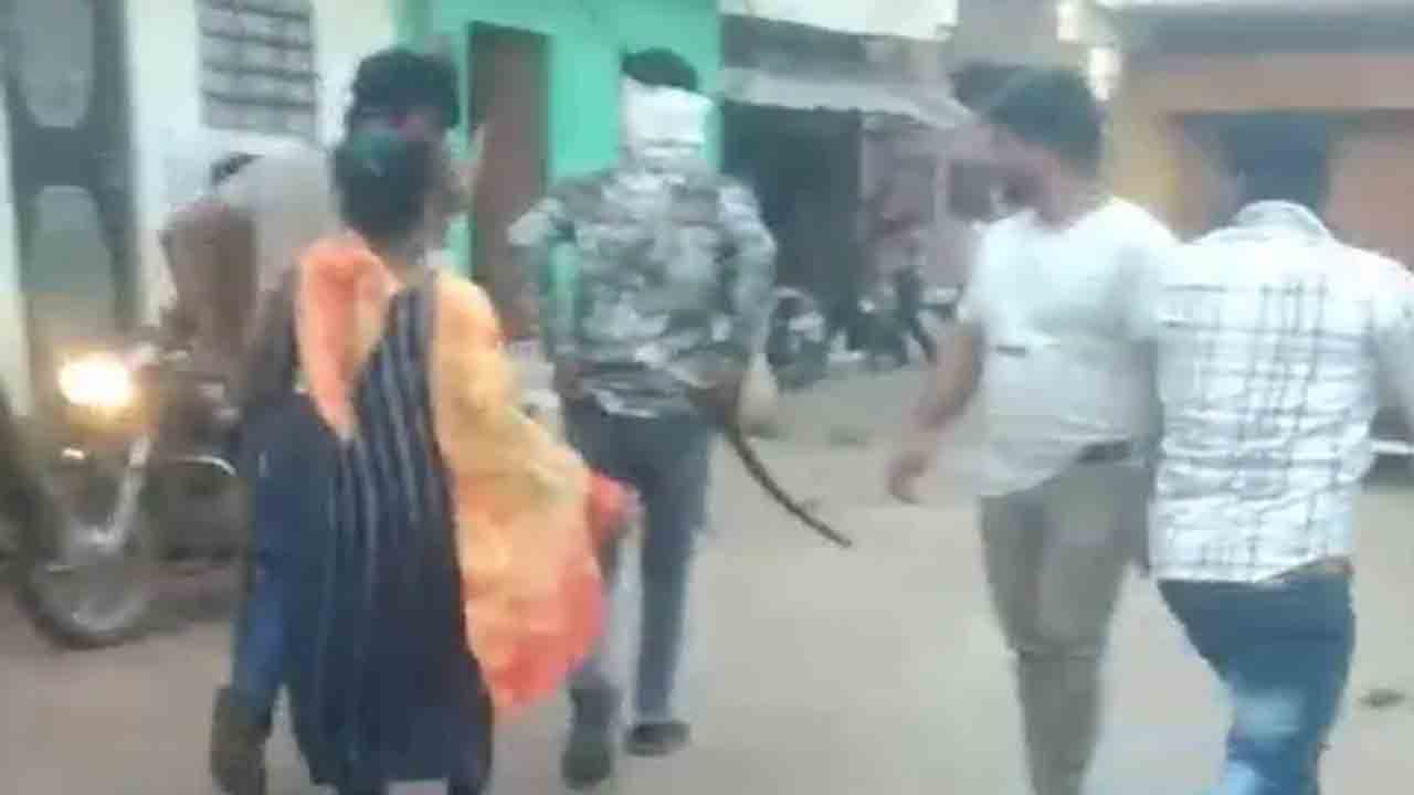 Watch: కత్తి చేతపట్టి మహిళను కిడ్నాప్‌ చేసేందుకు వ్యక్తి యత్నం.. తర్వాత ఏం జరిగిందంటే?