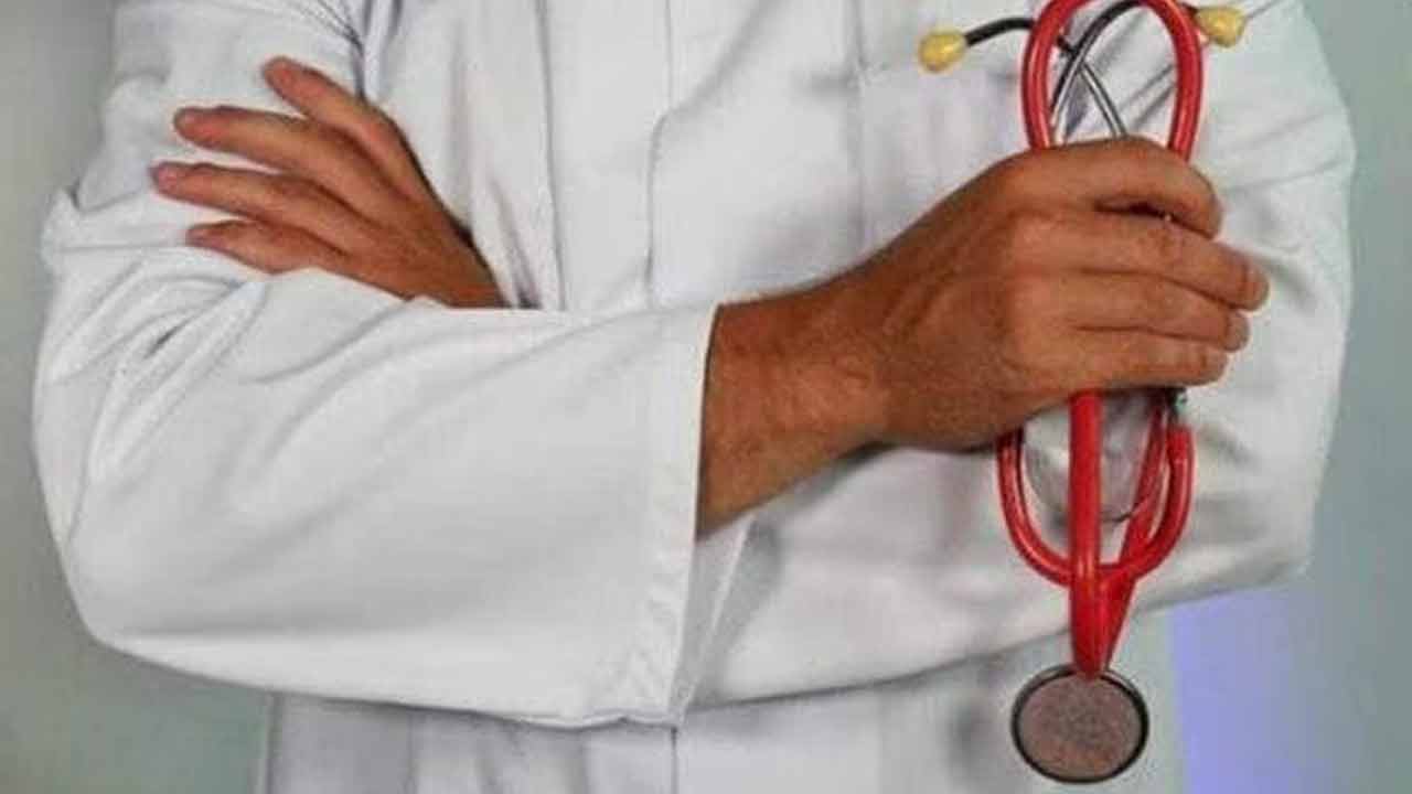 Medical students suspended | జూనియర్లను కిడ్నాప్‌ చేసి కొట్టిన సీనియర్లు.. నలుగురు మెడికల్‌   స్టూడెంట్స్‌ సస్పెండ్‌