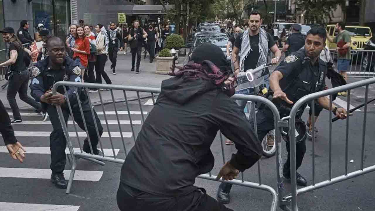 Met Gala | మెట్‌ గాలాలో గాజా అలజడి.. పాలస్తీనా జెండాలతో నిరసనలు.. పలువురు అరెస్ట్‌