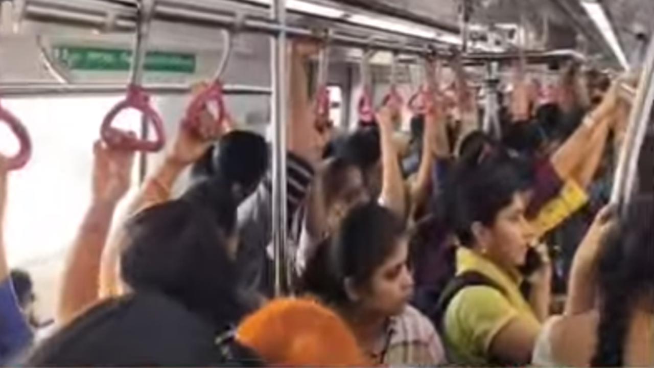 Hyderabad Metro | నగరానికి చేరుకుంటున్న ప్రజలు.. ప్రయాణికులతో కిక్కిరిసిన మెట్రో రైళ్లు