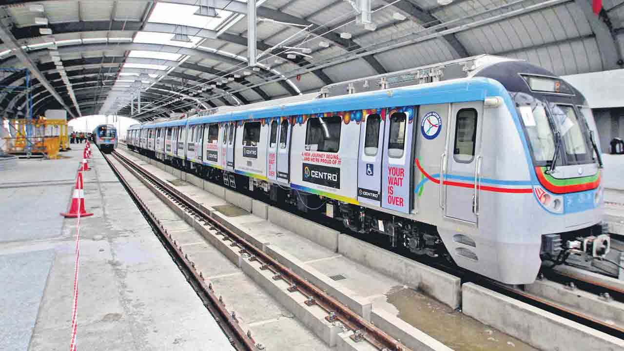 Metro train | మెట్రో ట్రెయిన్‌లో ప్రయాణించిన మహిళ సొత్తు మాయం.. పోలీస్‌ స్టేషన్‌లో ఫిర్యాదు
