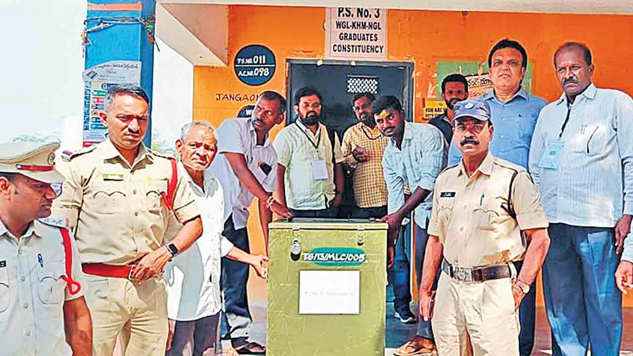 పోలింగ్‌ కేంద్రాలకు చేరుకున్న ఎన్నికల సామగ్రి, సిబ్బంది