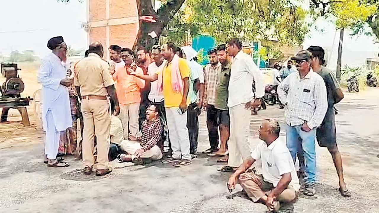 మంత్రి కోమటిరెడ్డి ఆఫీసు ఎదుట ఆందోళన