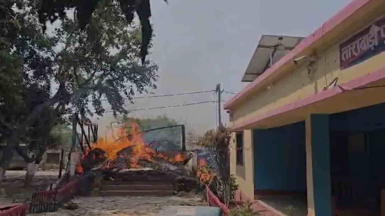 Police Station Set On Fire | వ్యక్తి, మైనర్‌ భార్య కస్టడీలో మృతి.. ఆగ్రహంతో పోలీస్‌ స్టేషన్‌కు   నిప్పుపెట్టిన జనం