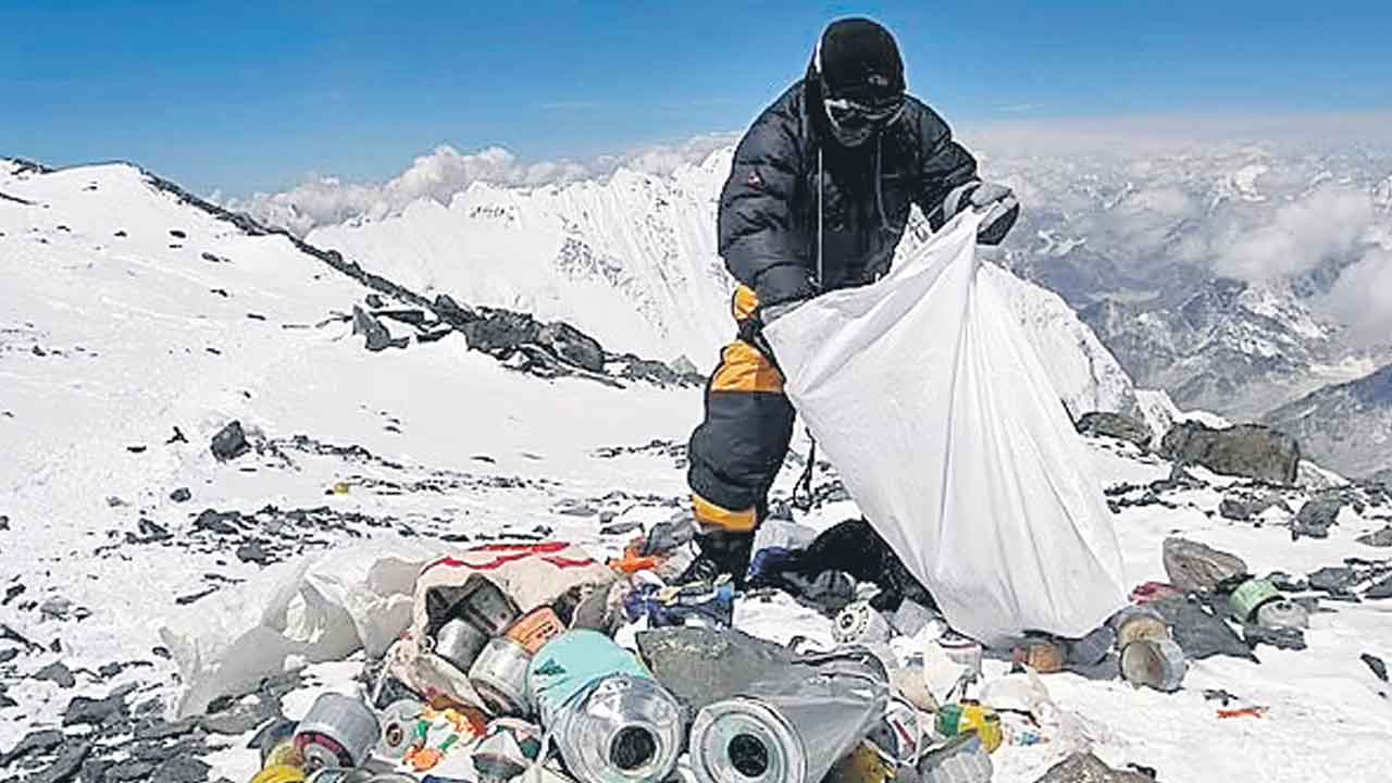 Mount Everest | ప్రపంచంలోనే ఎత్తైన డంపింగ్‌ యార్డ్‌గా మారుతున్న ఎవరెస్టు..!