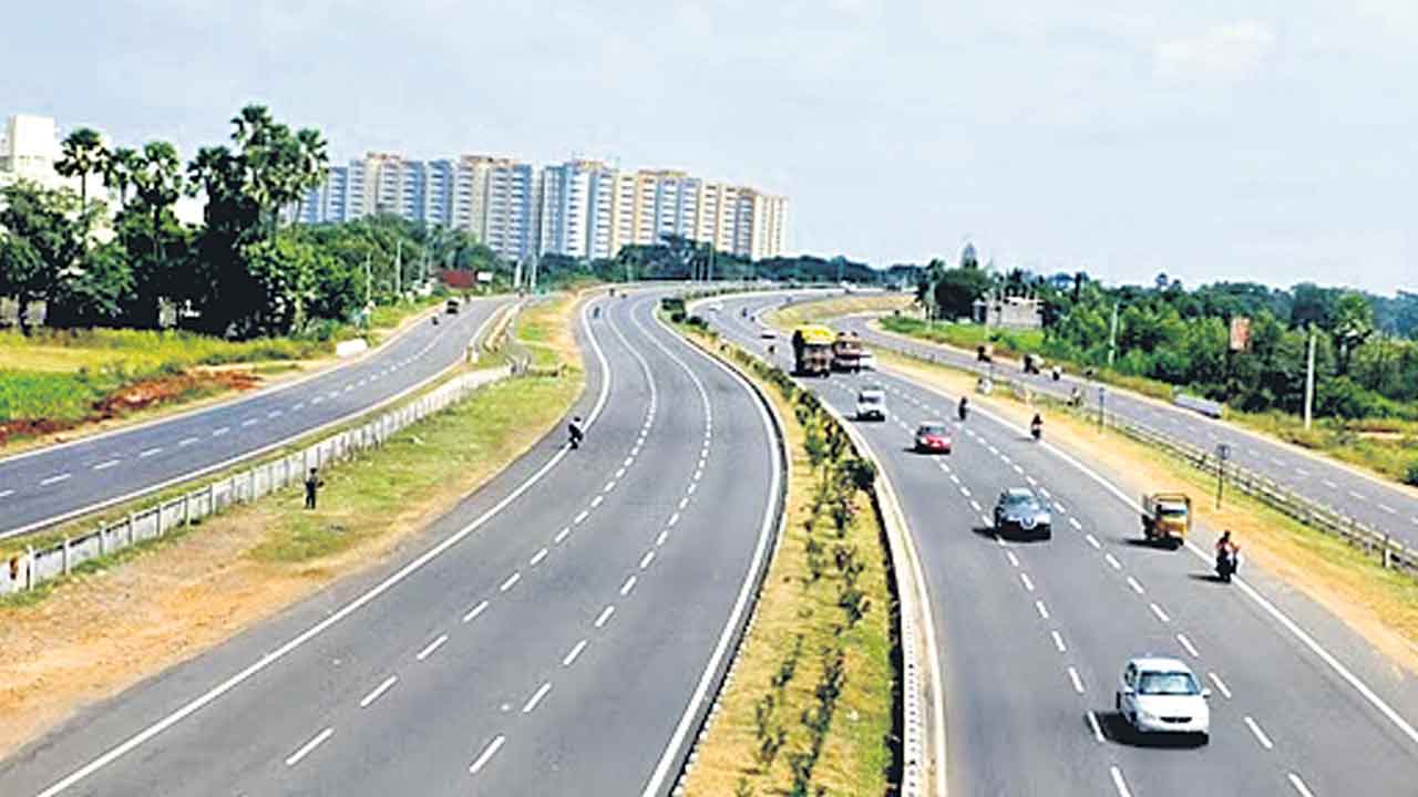 రోడ్లే గుంతలు పూడ్చుకుంటయ్‌!