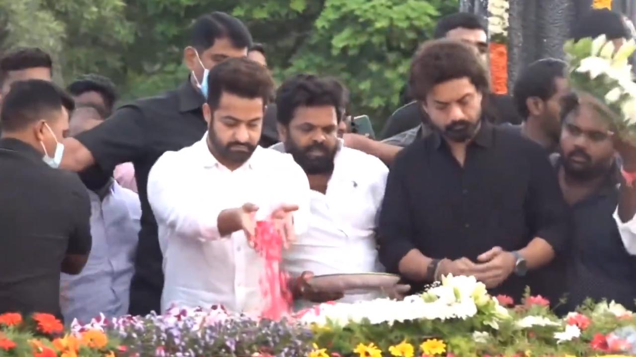 NTR | ఎన్టీఆర్‌ 101వ జయంతి.. నివాళులర్పించిన జూనియర్‌ ఎన్టీఆర్‌, బాలకృష్ణ