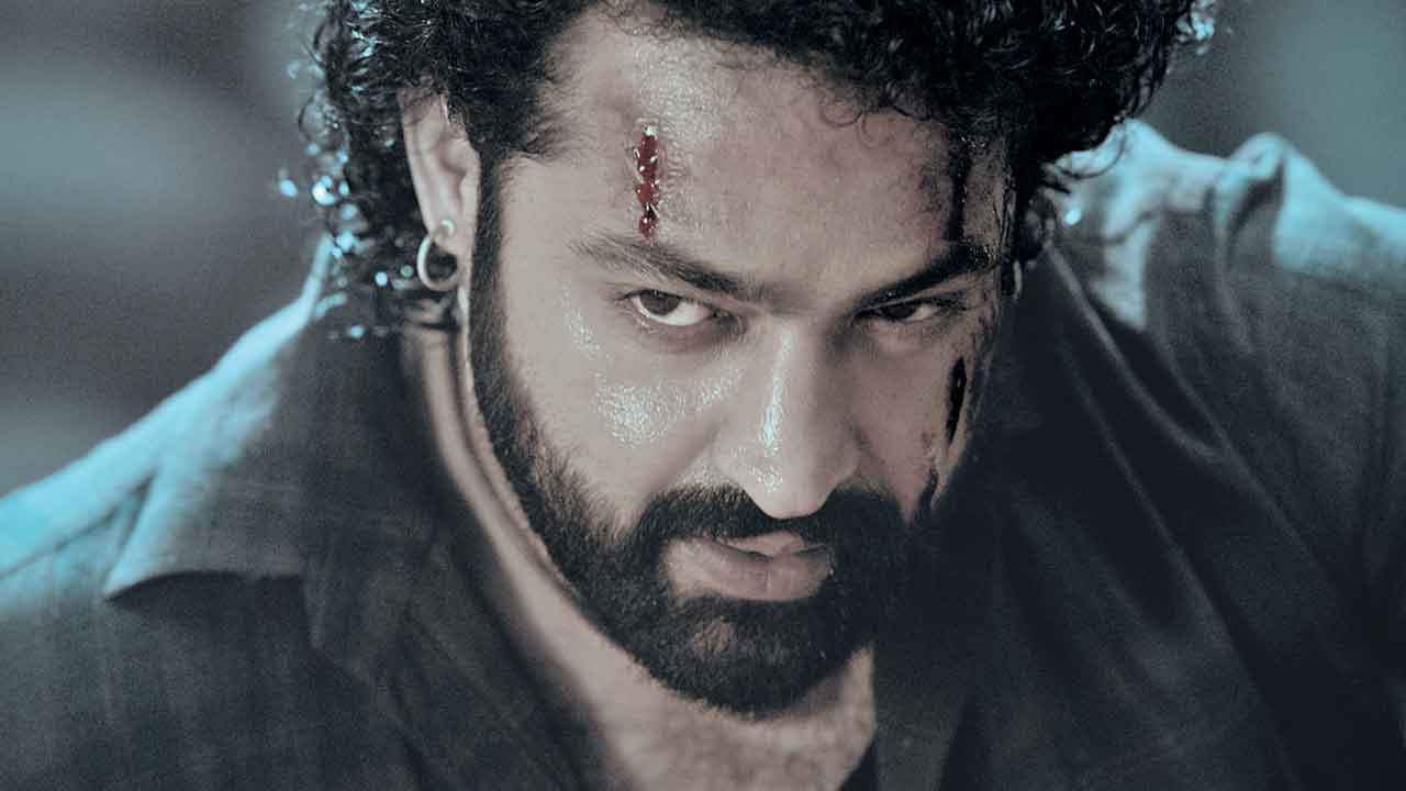 Devara | అగ్గంటుకుంది సంద్రం.. ఆ గుండె మండే ఆకసం..