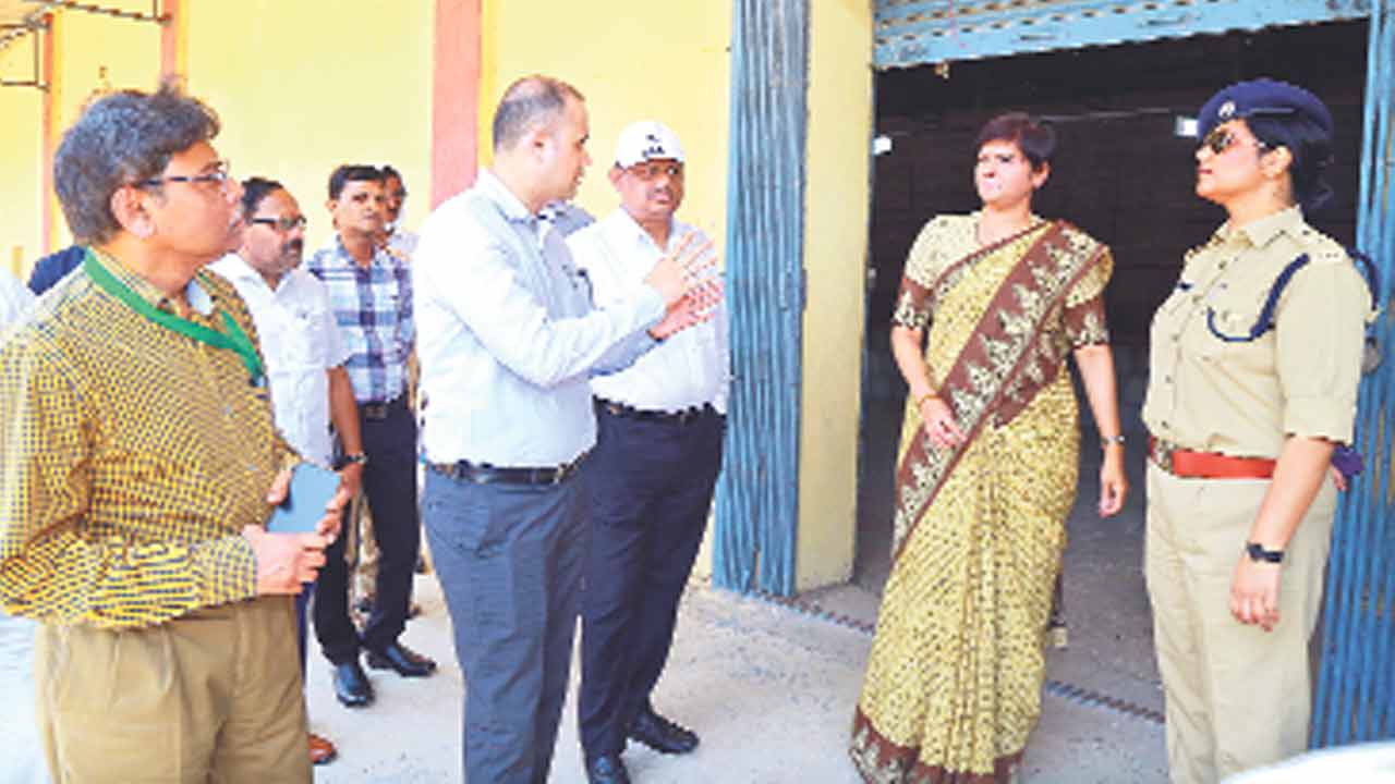 ఓట్ల లెక్కింపు కేంద్రం పరిశీలన