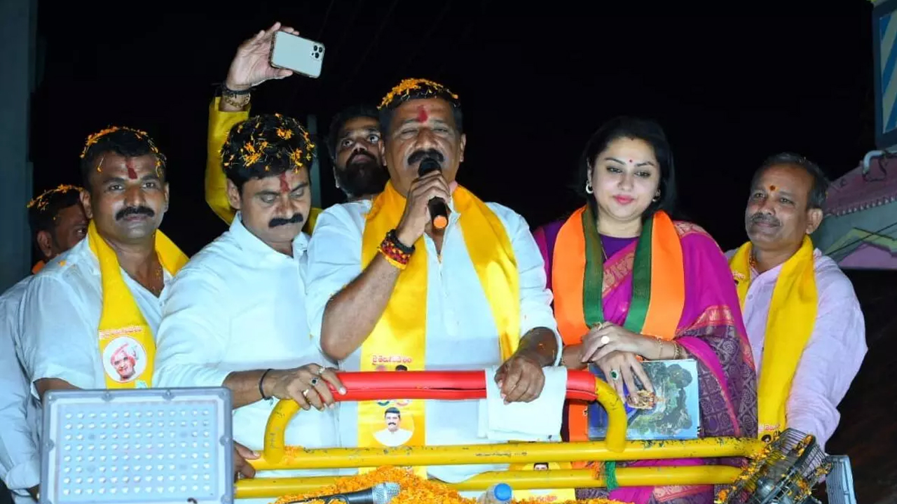 Actress Namitha | ఏపీ ఎన్నికలు.. సినీ నటి నమిత ప్రచారం