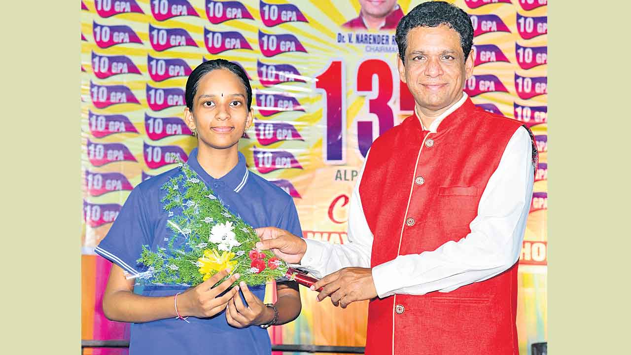 జపాన్‌ పర్యటనకు అల్ఫోర్స్‌ విద్యార్థిని