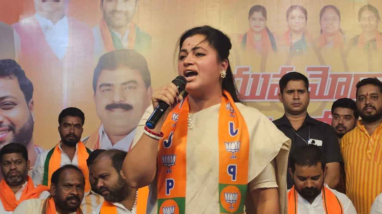 బీజేపీ ఎంపీ నవనీత్‌కౌర్‌పై కేసు నమోదు