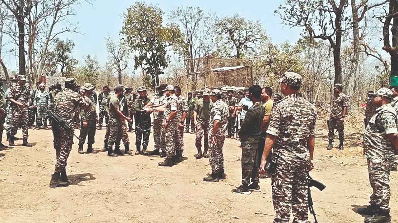 12 మంది నక్సల్స్‌ మృతి