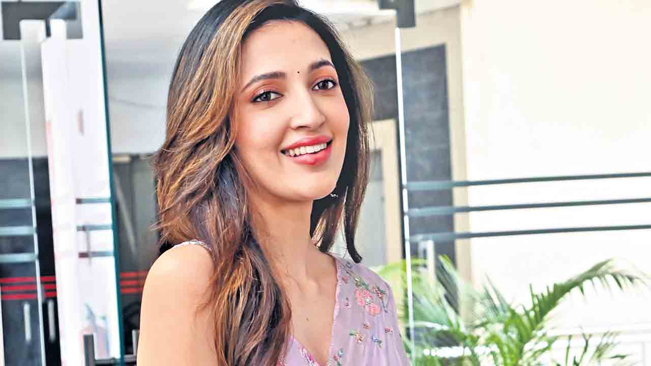 శోభనలా కళ్లతో అభినయించా