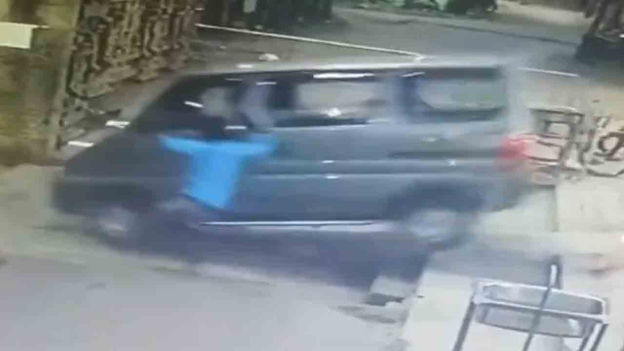 New car Damaged after Puja | ఆలయంలో పూజల తర్వాత ధ్వంసమైన కొత్త కారు.. వీడియో   వైరల్‌