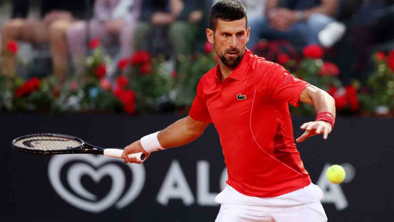 Novak Djokovic | సెర్బియా స్టార్‌ జకోవిచ్‌ తలపై పడిన వాటర్‌ బాటిల్‌.. వీడియో వైరల్‌