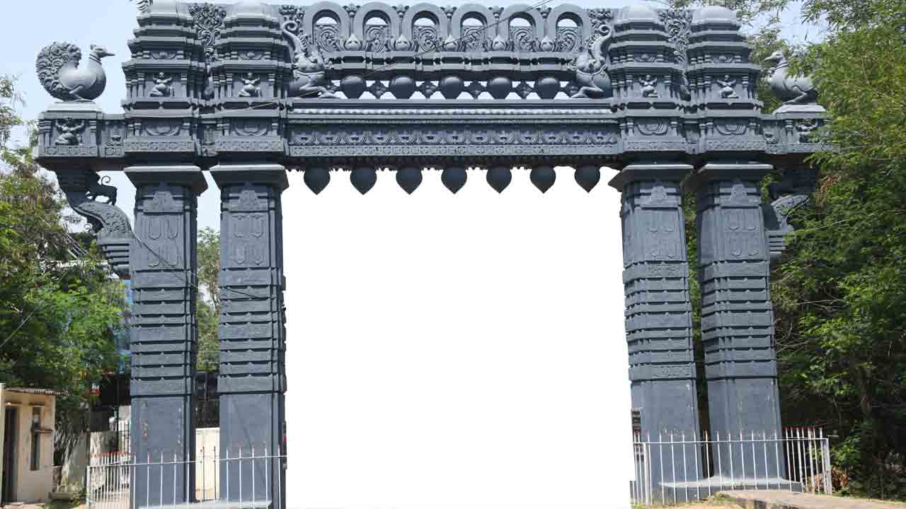 అది రాచరికం కాదు.. రాజసం