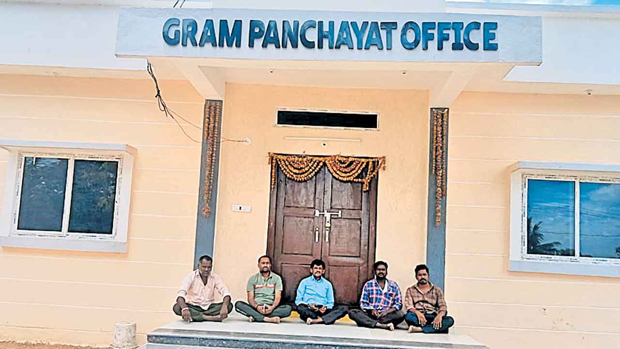 బిల్లులు రాలేదని పంచాయతీకి తాళం