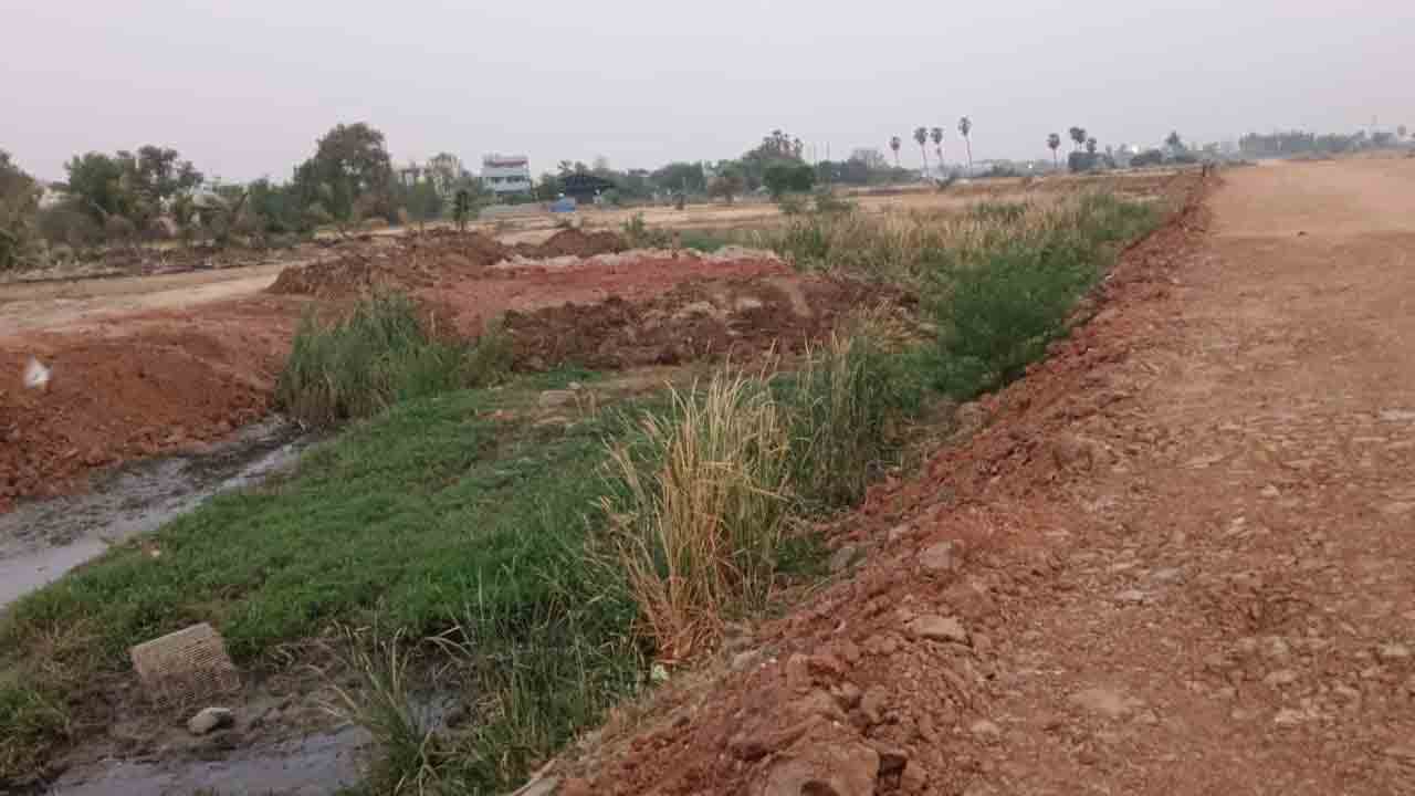 పందిళ్లపల్లి చెరువు శిఖం ఆక్రమణ