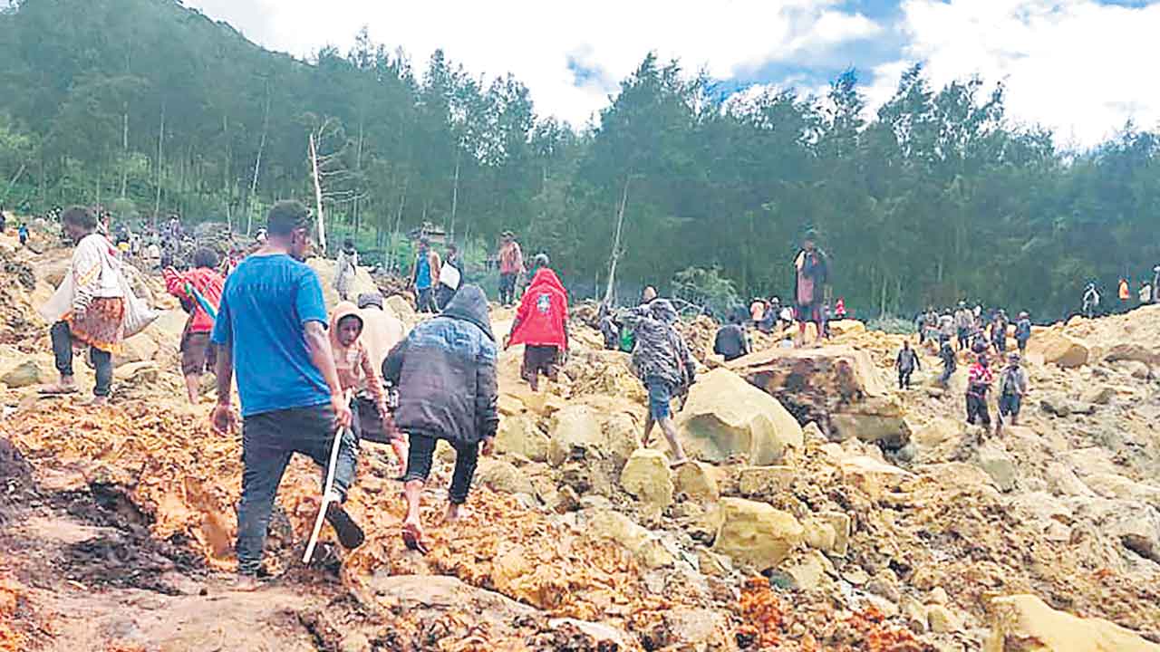 100 మందికిపైగా సజీవ సమాధి