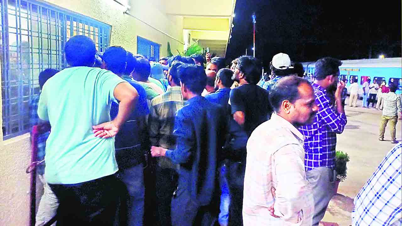 సాంకేతిక లోపంతో నిలిచిన ఎక్స్ప్రెస్ రైళ్లు