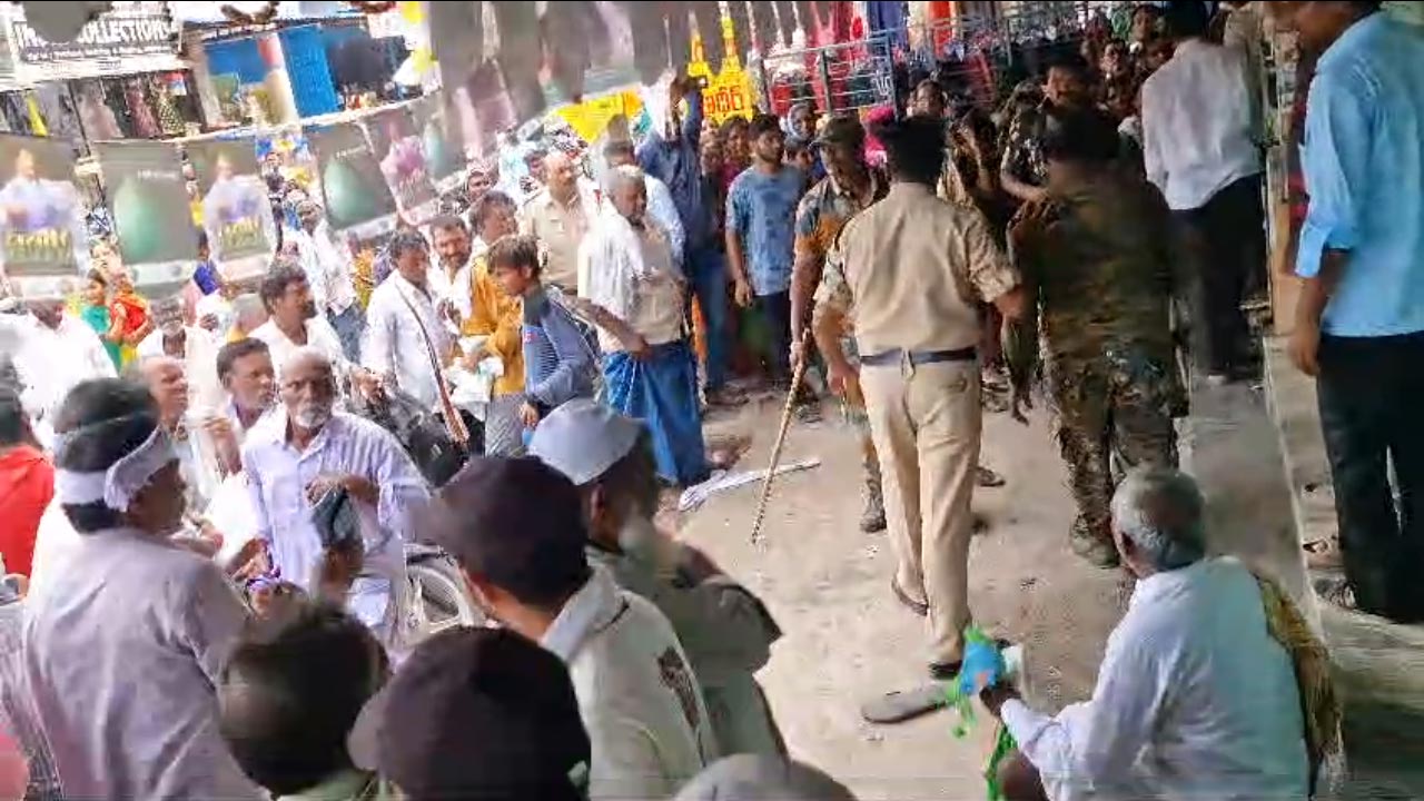 Adilabad | ఆదిలాబాద్లో విత్తనాల కోసం బారులు తీరిన రైతులు.. లాఠీలకు పనిచెప్పిన పోలీసులు