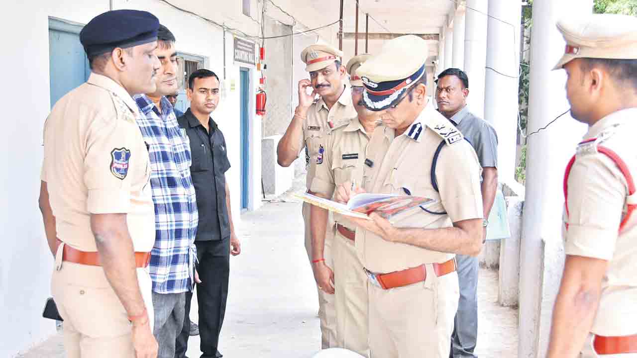 స్ట్రాంగ్‌ రూంల వద్ద పటిష్ట భద్రత