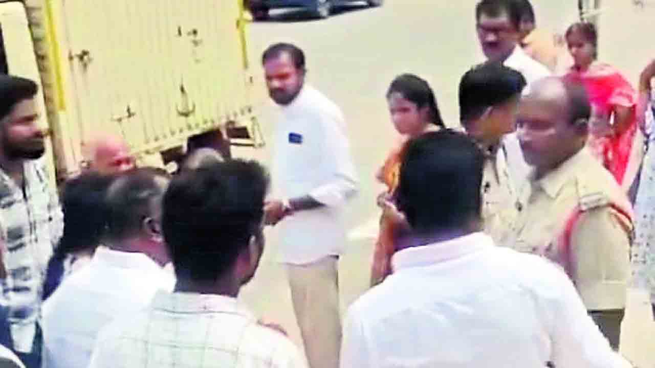 పది మందిని ఎలా అనుమతిస్తారు..?