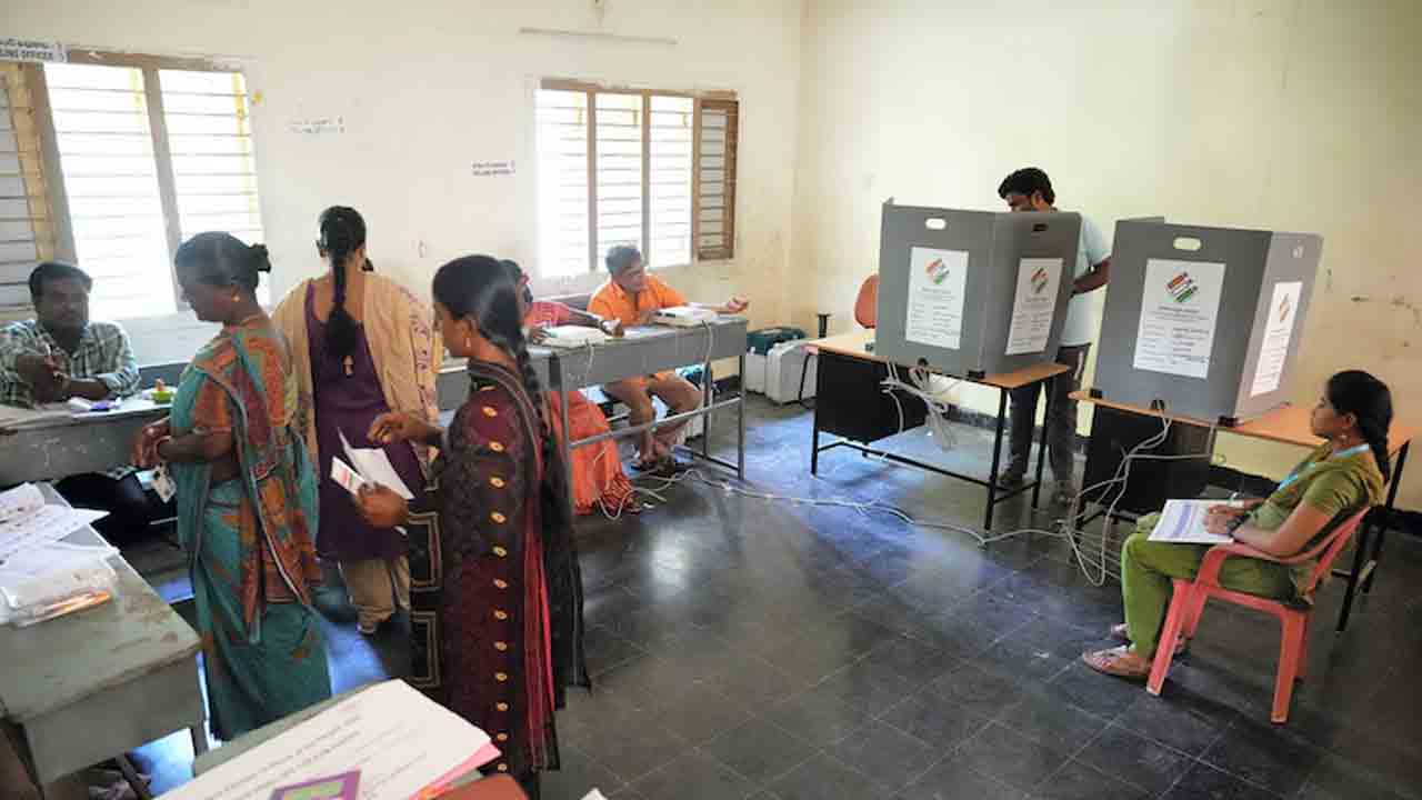AP Elections | ఈవీఎంల ధ్వంసంతో రెండు పోలింగ్‌ కేంద్రాల్లో నిలిపిపోయిన ఓటింగ్‌