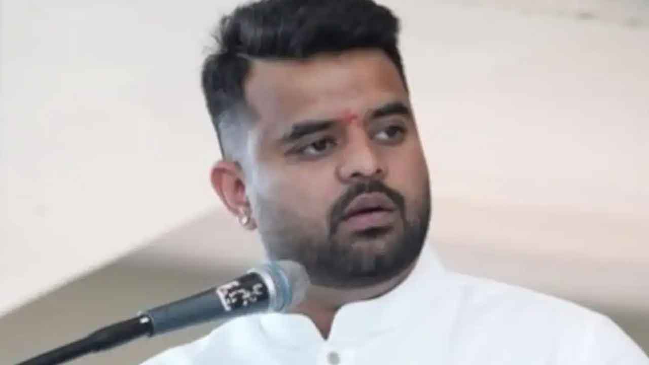 ప్రజ్వల్‌ కేసులో మలుపుబెదిరించి ఫిర్యాదు