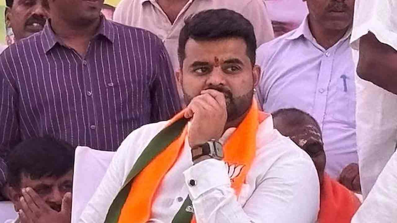 Prajwal Revanna: ప్ర‌జ్వ‌ల్ రేవ‌ణ్ణ‌కు మ‌రోసారి స‌మ‌న్లు జారీ చేసిన సిట్‌