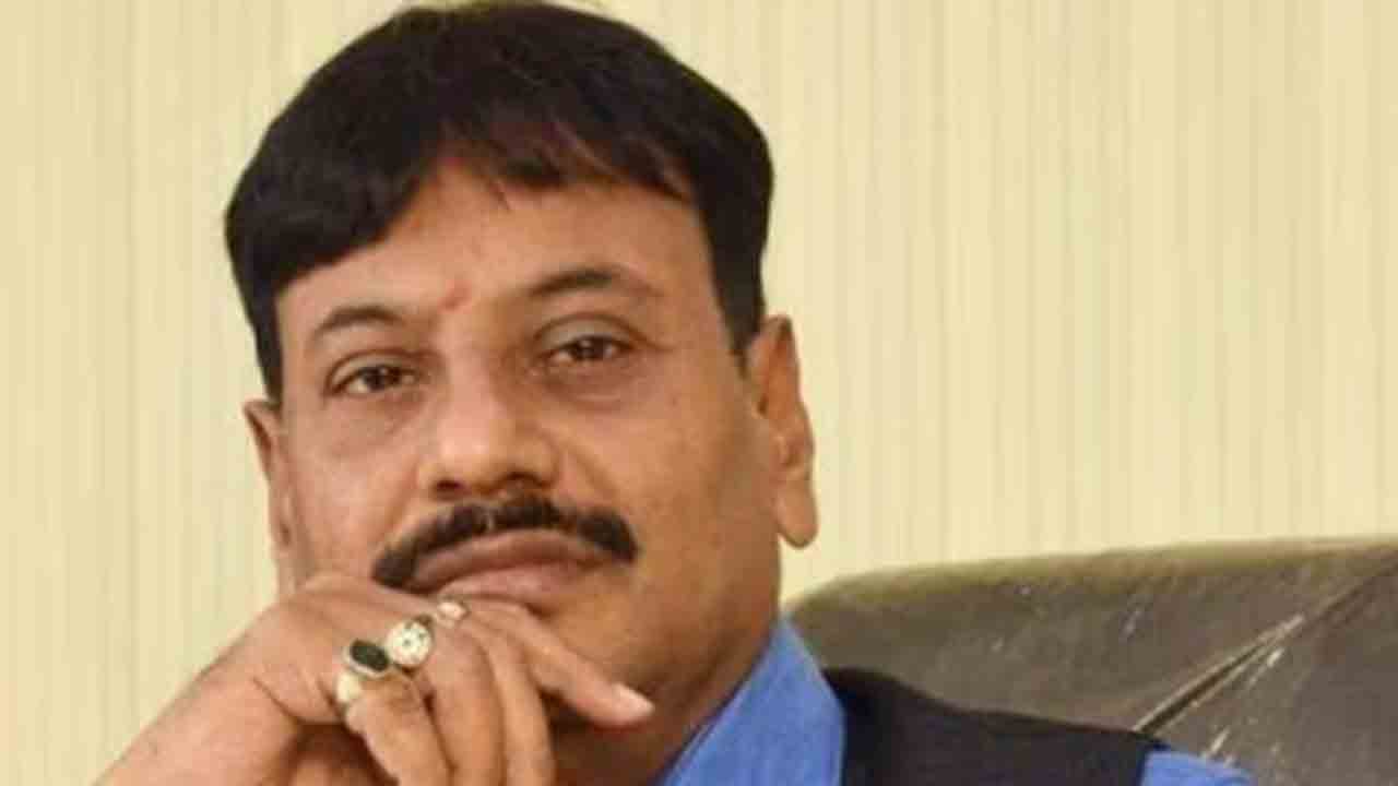 BJP Candidate Arrested | ఈవీఎంను ధ్వంసం చేసిన బీజేపీ అభ్యర్థి.. అరెస్ట్‌ చేసిన పోలీసులు