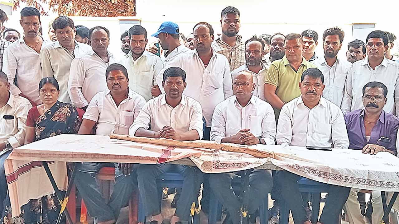 అచ్చంపేటలో పోలీసుల ప్రేక్షకపాత్ర