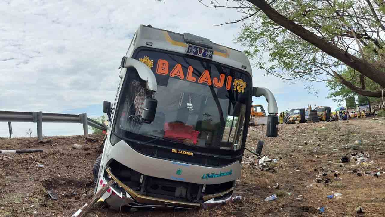 ఆటోను ఢీకొన్న ట్రావెల్స్‌ బస్సు