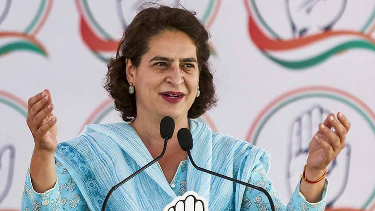 Priyanka Gandhi | ఎన్నికలు భారత్‌లో జరుగుతుంటే చర్చ పాకిస్థాన్‌ మీద ఎందుకు..?: ప్రియాంకాగాంధీ