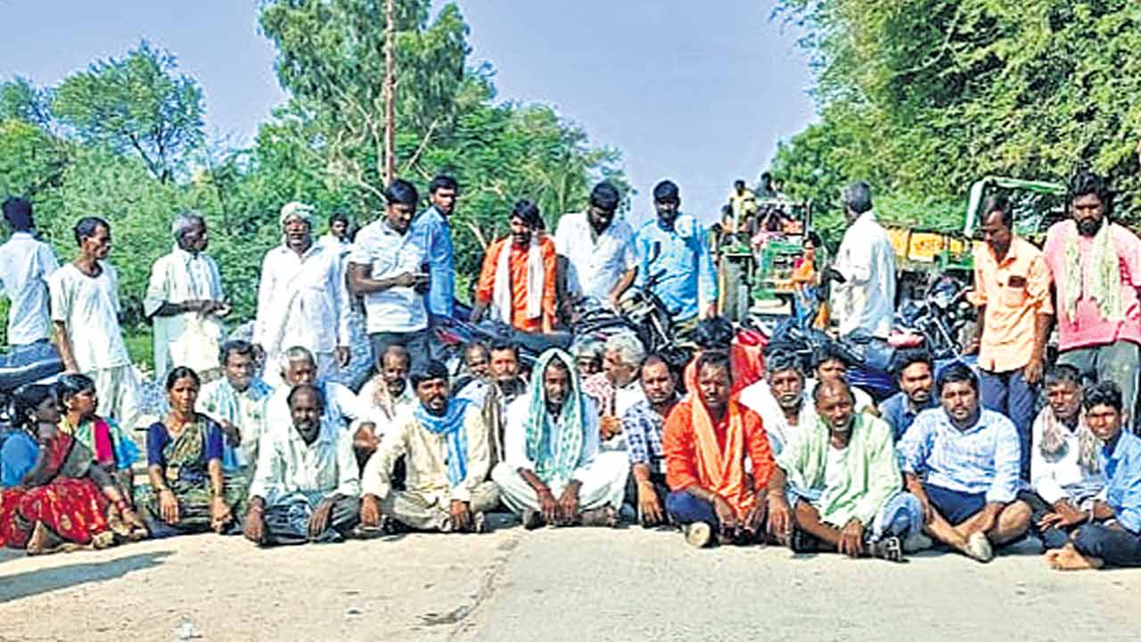 Farmers | వడ్ల తూకంలో జాప్యంపై రోడ్డెక్కిన రైతులు