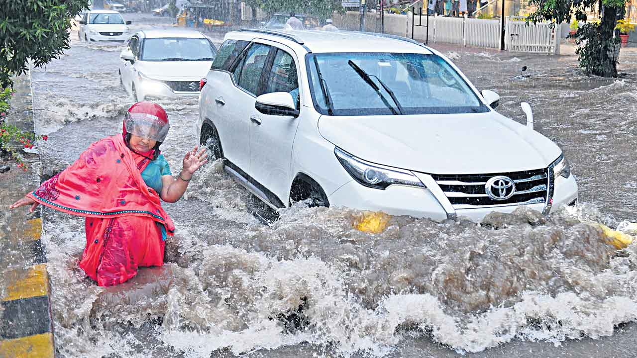 Hyderabad | ఏకధాటిగా రెండున్నర గంటల వాన.. గ్రేటర్‌ హైదరాబాద్‌ అతలాకుతలం