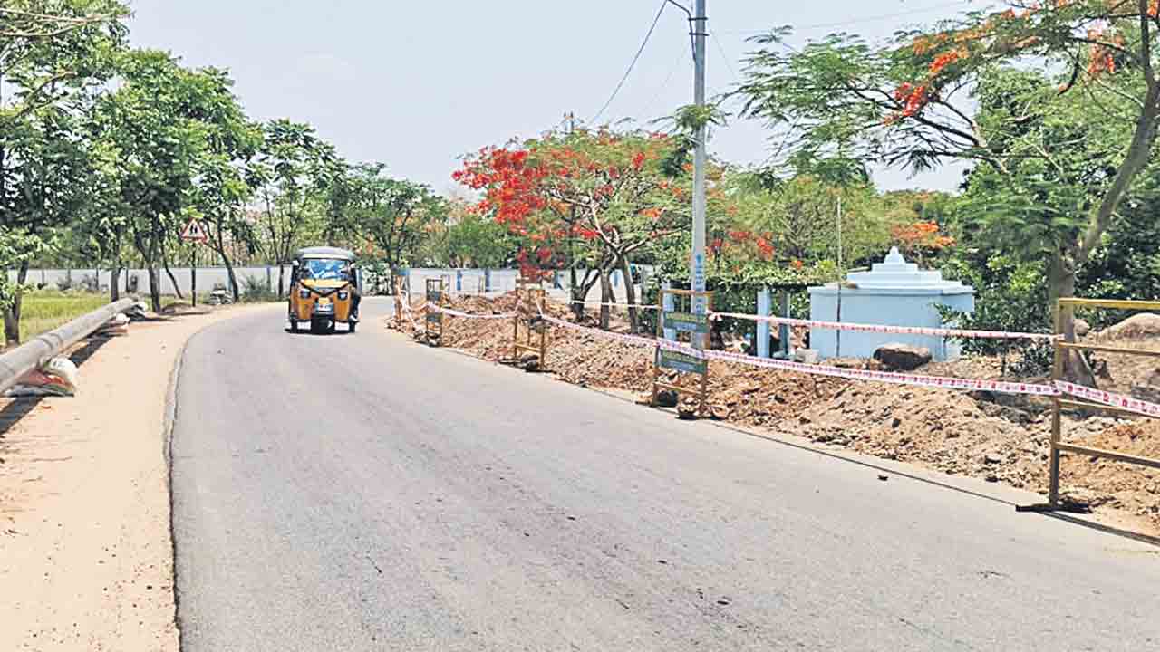 మూల మలుపులు.. ప్రమాదాలకు పిలుపులు