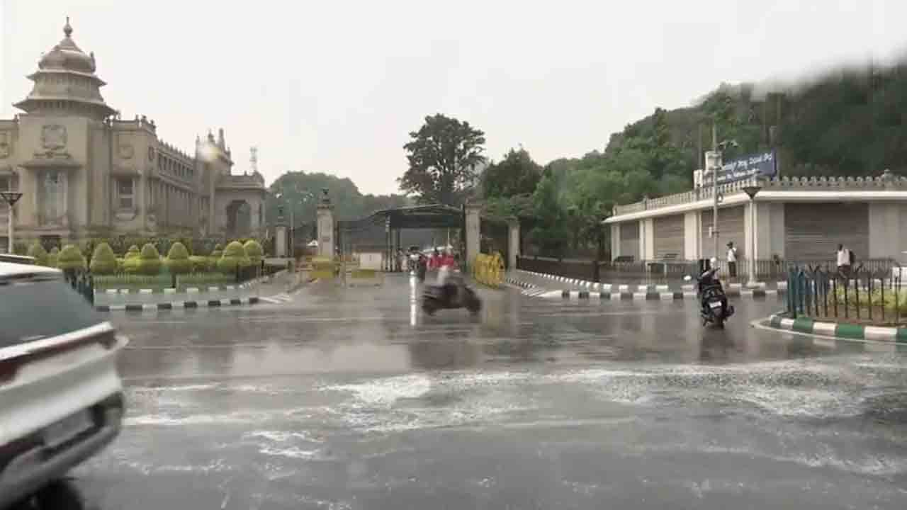 Rain | తడిసి ముద్దైన బెంగళూరు సిటీ.. ఎండ నుంచి ఉపశమనం