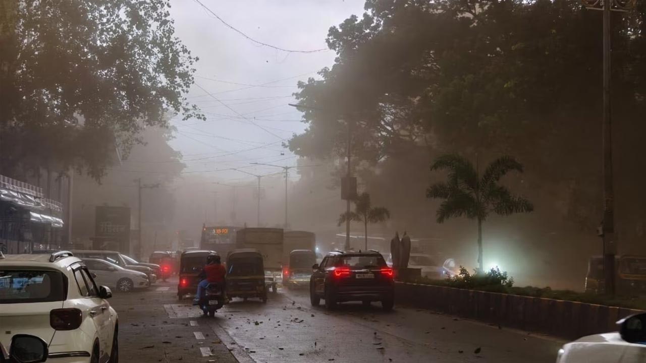 Rains | ముంబయిలో ఈదురుగాలులతో భారీ వాన.. బిల్‌బోర్డ్‌ కూలి ముగ్గురు మృతి