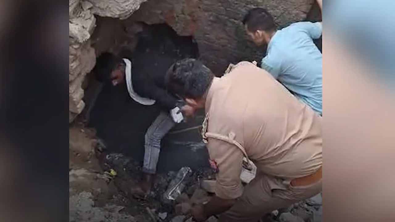 Drunk Man | మద్యం మత్తులో డ్రైనేజీ పైపులోకి తాగుబోతు.. చివరికి ఏమైందంటే..Video