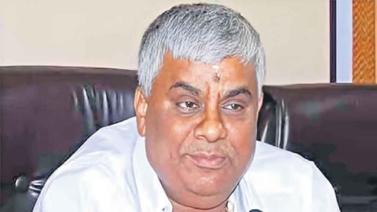 HD Revanna | అంతులేని అకృత్యాలు!.. ప్రజ్వల్‌, రేవణ్ణల లైంగిక దాడులపై బాధితుల ఫిర్యాదులు