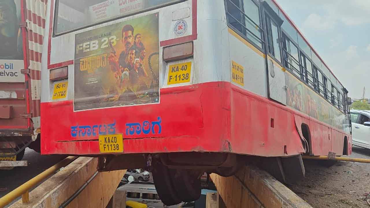 Road accident | కారును తప్పించబోయి ఫ్లైవోవర్‌ రెయిలింగ్‌ను ఢీకొట్టి.. అవతలి ఫ్లైవోవర్‌పైకి దూసుకెళ్లిన బస్సు..!