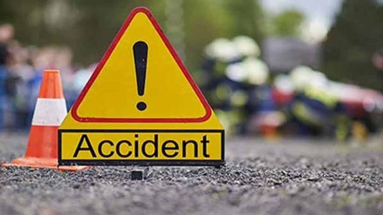 Road Accident | వేగంగా వచ్చి ఎదురెదురుగా ఢీకొట్టుకున్న కారు-ట్రక్కు.. తొమ్మిది మంది దుర్మరణం