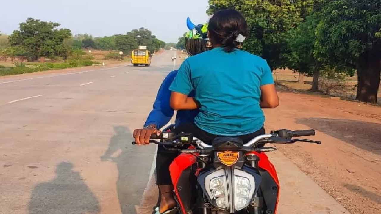 Romantic Stunts | బైకుపై ప్రేమ జంట రొమాంటిక్‌ స్టంట్స్.. వీడియో తీసి రెడ్‌ హ్యాండెడ్‌గా పట్టుకున్న ఎస్పీ