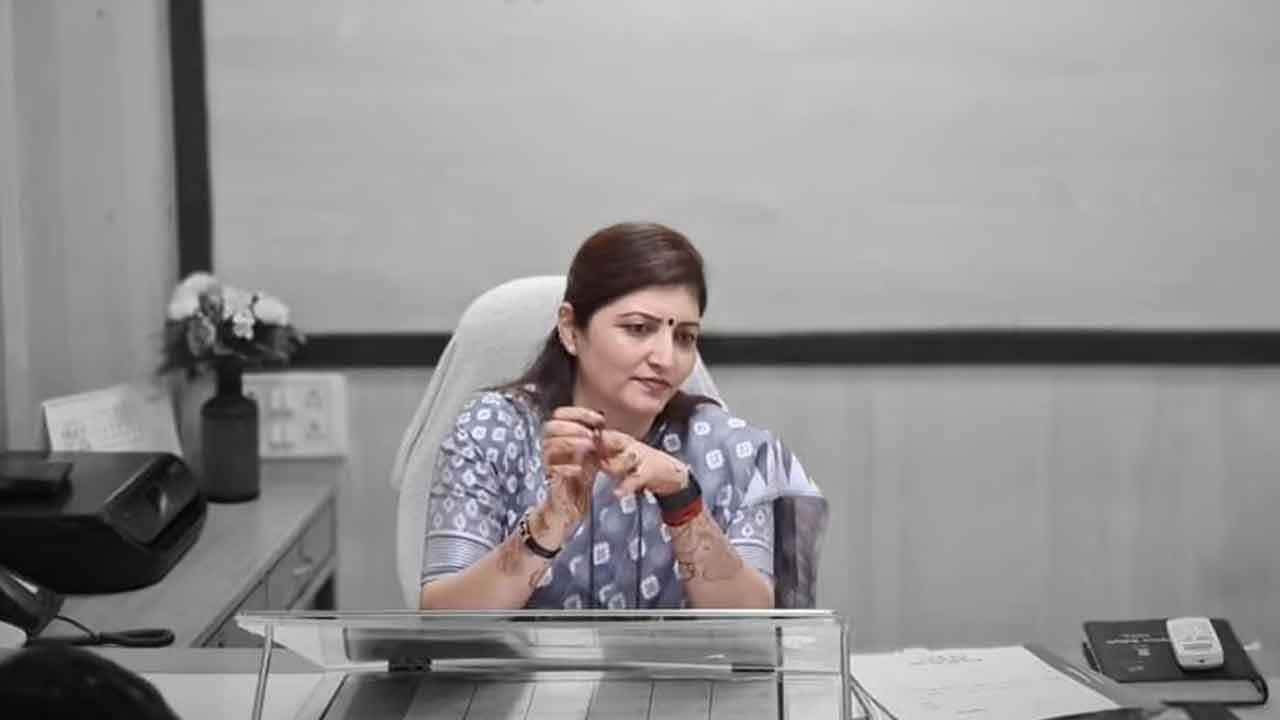 ఈవీఎంకు పూజలు.. మహిళా కమిషన్ చీఫ్పై కేసు