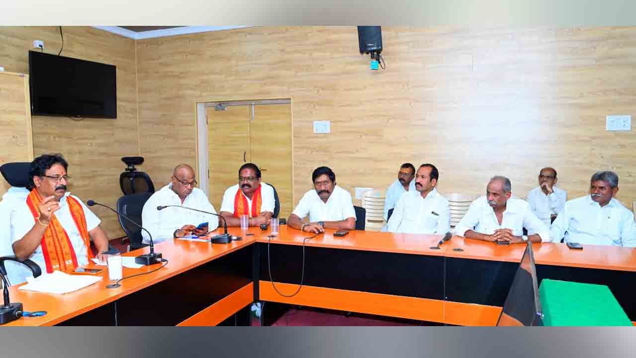 Srisailam | ప్లాస్టిక్ వాడకంతో పర్యావరణానికి ముప్పు.. సత్రాల నిర్వాహకులతో ఈఓ పెద్దిరాజు