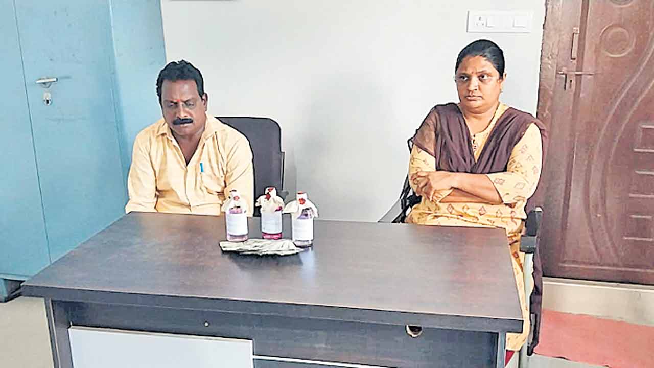 ఏసీబీకి చిక్కిన అవినీతి అధికారులు