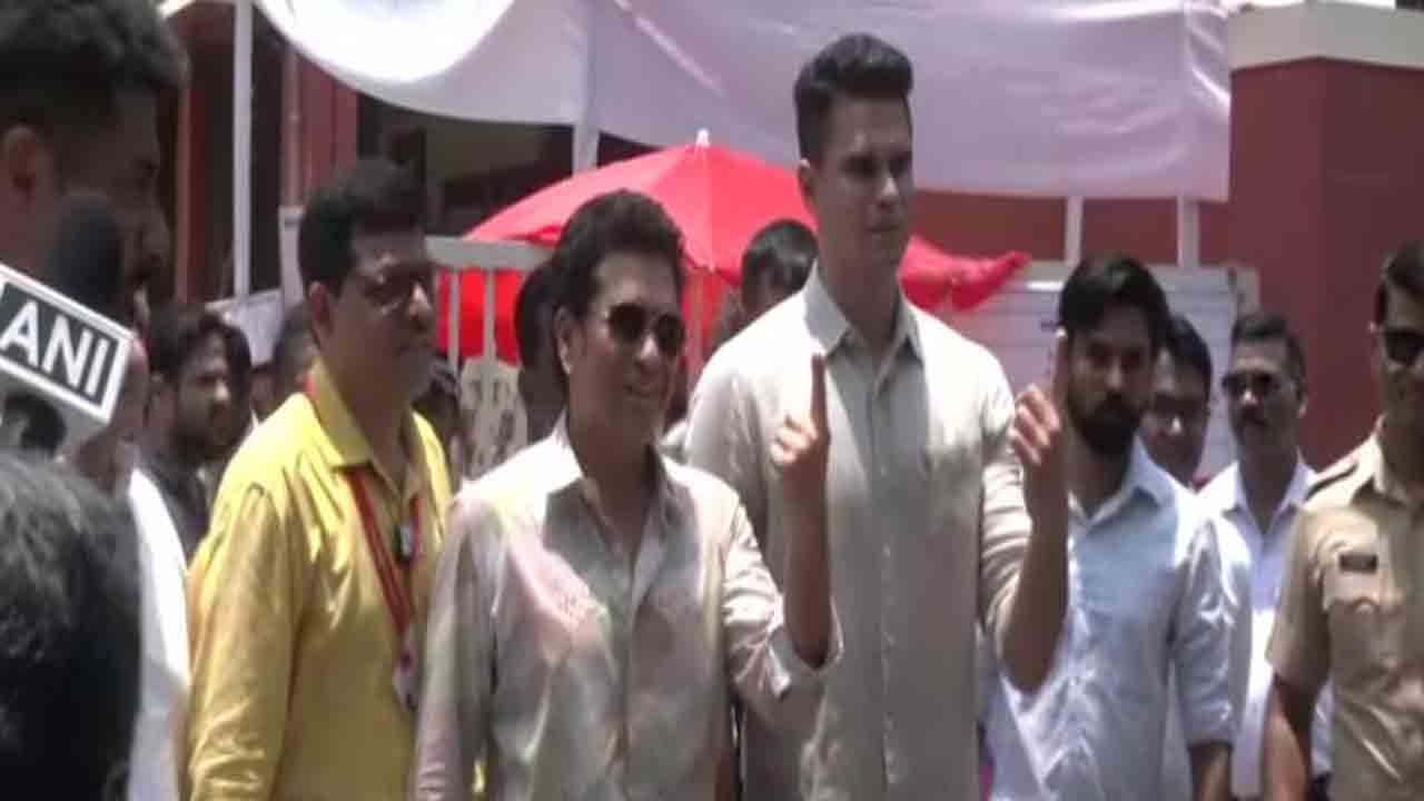 Sachin Tendulkar | కుమారుడితో కలిసి ఓటేసిన క్రికెట్‌ దిగ్గజం సచిన్‌ టెండూల్కర్‌