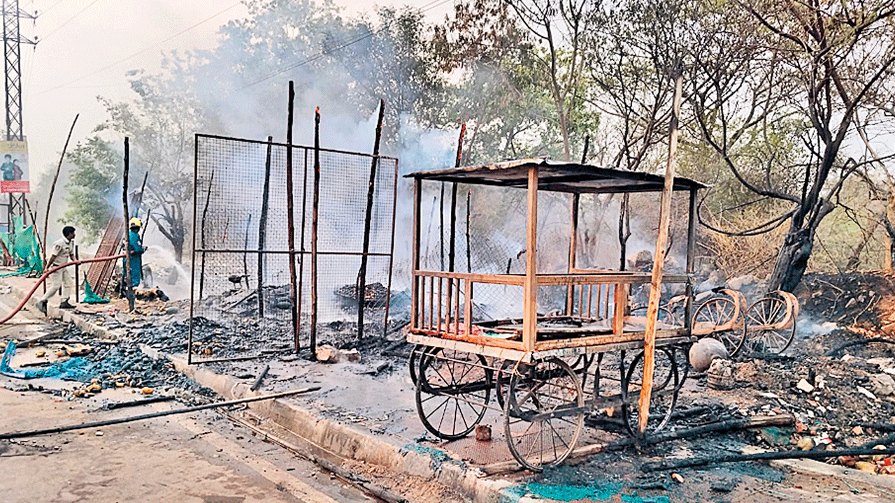 కత్తులతో బీభత్సం